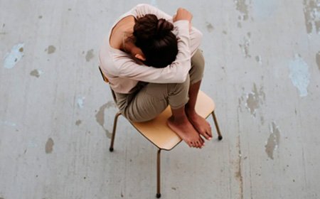 Девушка сидит на стуле